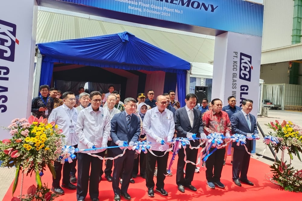 Menteri Investasi / Kepala BKPM Rosan Roeslani meresmikan pabrik kaca asal Korea Selatan, di Batang, Jawa Tengah pada Kamis (3/10/2024). dok. Bisnis/Rizqi Rajendra. Orientasi Ekspor, Investasi KCC Glass Indonesia Dinilai Sangat Ideal