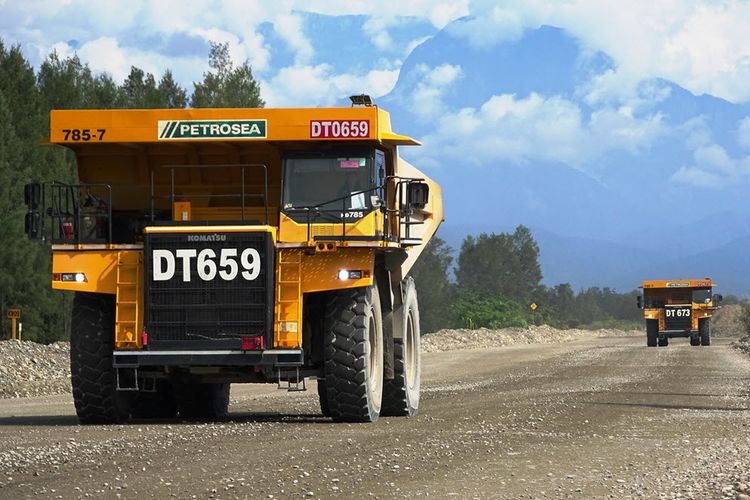 Angkutan dengan kapasitas tidak kecil tengah mengangkut batu bara di areal tambang Petrosea. FOTO - ISTIMEWA Sunat Porsi, Caraka Optima Buang 20 Juta Saham Petrosea (PTRO)
