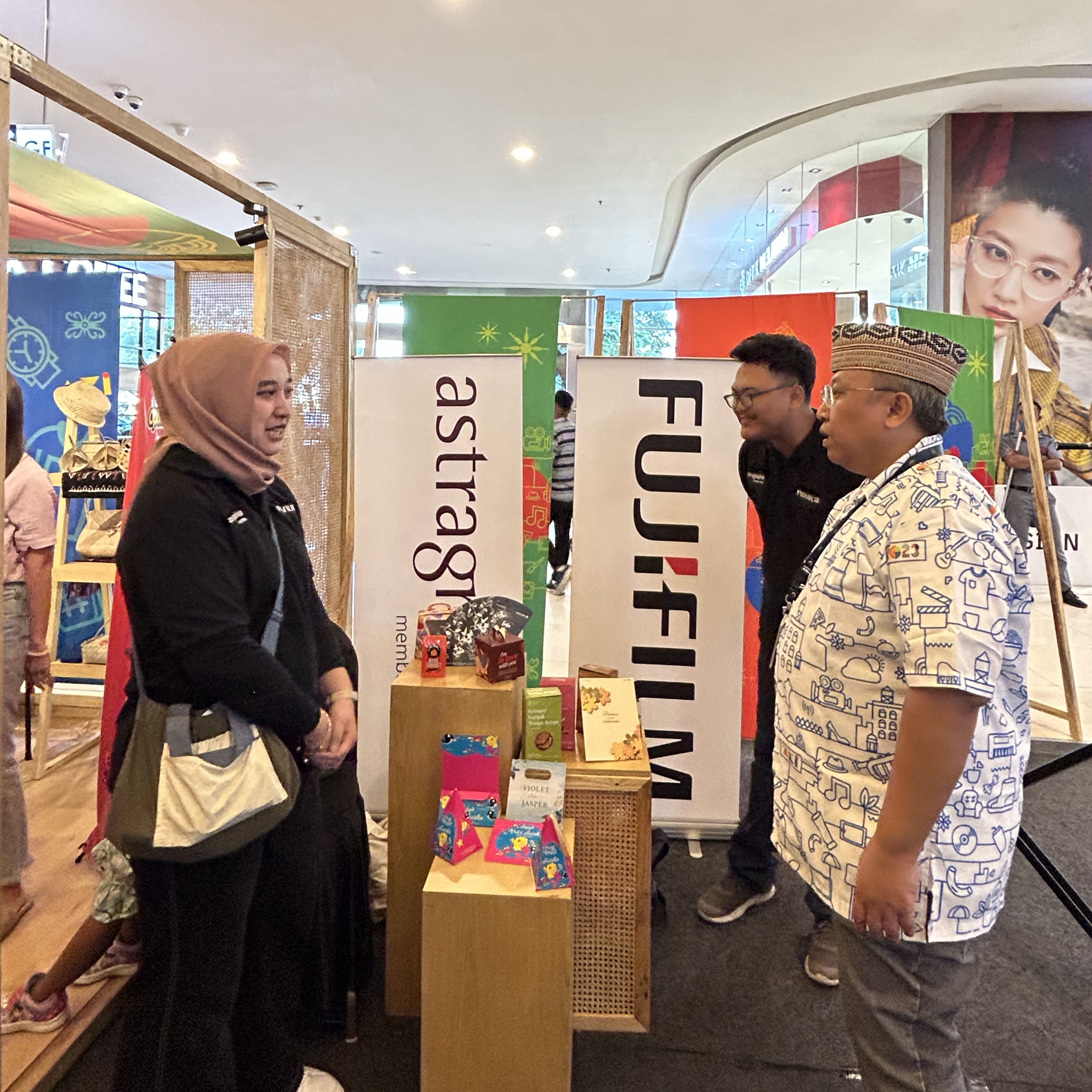 Pengunjung tampak mengunjungi booth Astra Graphia pada suatu kesempatan. FOTO - ISTIMEWA Ikuti! Astra Graphia (ASGR) Tabur Dividen Interim Rp25,62 Miliar