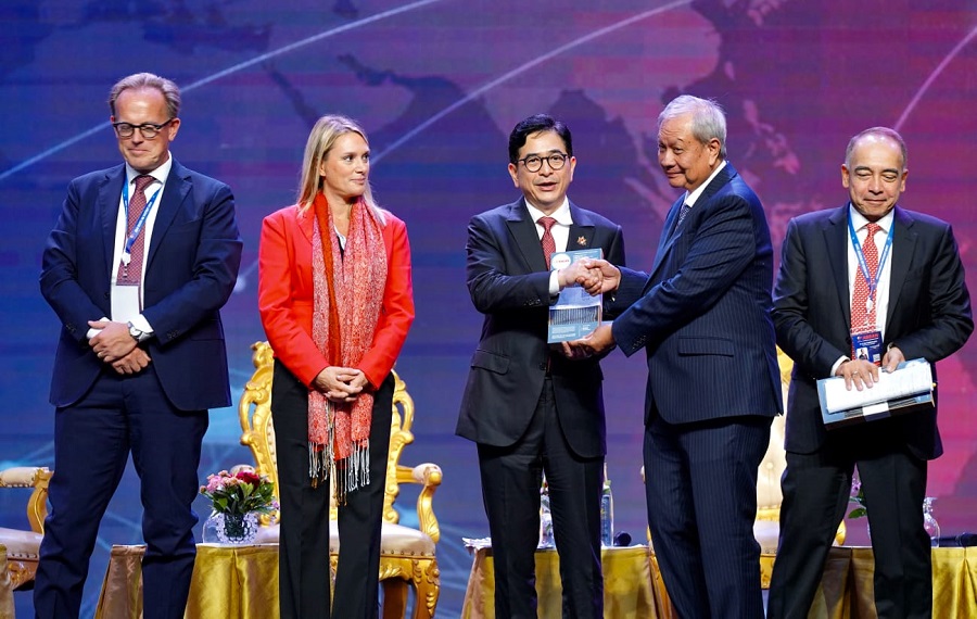 Arsjad Rasjid, Ketua ASEAN-BAC sekaligus Ketua Umum Kadin Indonesia tampil sebagai salah satu panelis dalam sesi penting bertajuk “From ASEAN to ASEAN: Enhancing Intra-Regional Trade and Investment.”dalam forum ASEAN Business and Investment Summit (ABIS) yang diselenggarakan oleh ASEAN-BAC Lao PDR (9/10).(Foto: Endang Muchtar) Forum ASEAN Business and Investment Summit (ABIS) Digelar