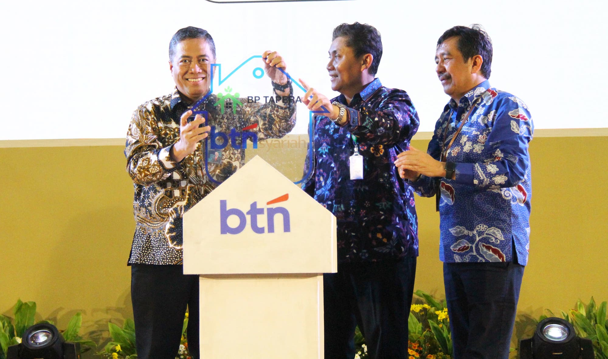 Hirwandi Gafar Direktur Consumer BTN, usai seremoni Akad Massal KPR Tapera Syariah dan Penandatanganan MoU antara BTN dan Universitas Jember, di Jember, Jawa Timur, Kamis (17/10). Genjot Pembiayaan, BTN Syariah Gelar Akad Massal KPR Tapera Syariah
