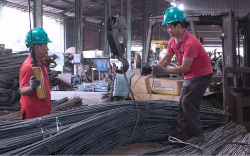 Dua pekerja tengah menimbang tumpukan besi di area pabrik Betonjaya Manunggal. FOTO - ISTIMEWA Divestasi 5,99 Juta Lembar, Presdir BTON Cuan Segini