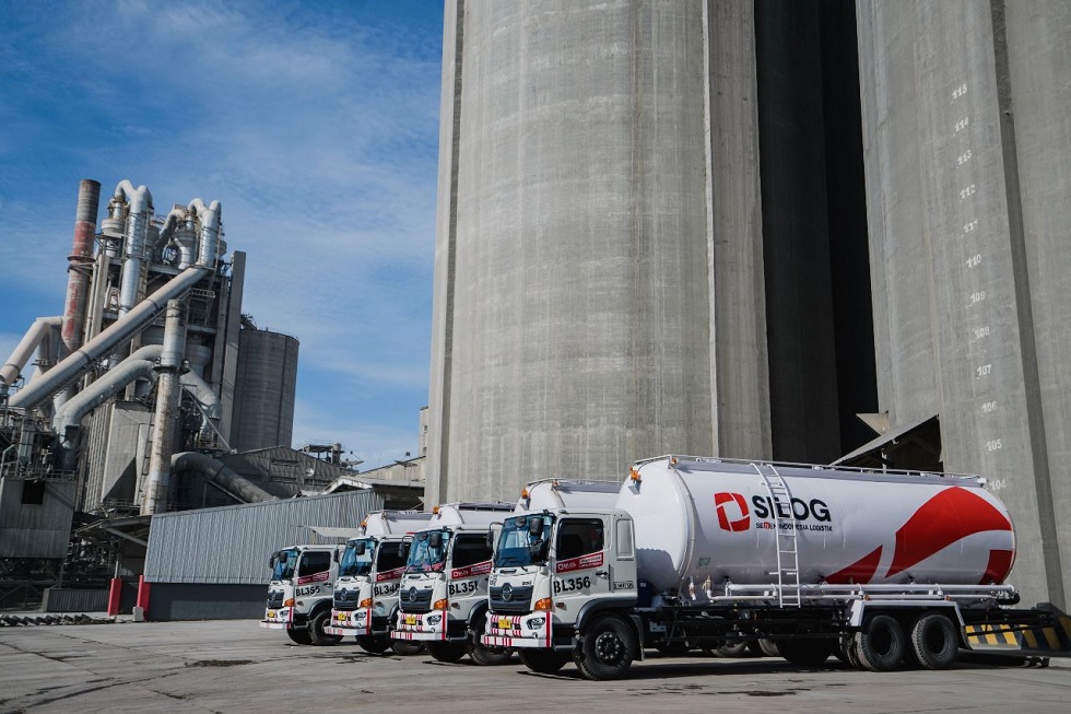 Ilustrasi: Sejumlah angkutan semen milik SIG Jadi Menteri, Nasaruddin Umar Mundur dari Komisaris SIG (SMGR)