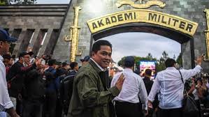 Menteri BUMN Erick Thohir dan para anggota Kabinet Merah Putih di Akademi Militer Magelang. Dok. Detiknews. Di Akmil, Para Anggota Kabinet Merah Putih Siap Ikuti Pembekalan