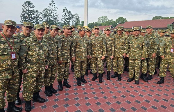Momen Presiden Prabowo Subianto (tengah) berfoto bersama jajaran Kabinet Merah Putih sebelum mengikuti pelatihan baris-berbaris dengan mengenakan seragam komponen cadangan di Lapangan Sapta Marga, Akademi Militer Magelang, Jawa Tengah, Jumat (25/10/2024) (Foto: Kantor Komunikasi Kepresidenan) Pembekalan Kabinet Merah Putih Diawali Latihan Baris-berbaris