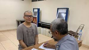 Terpidana Gregorius Ronald Tannur (kiri) menjalani proses administrasi sampai akhirnya dieksekusi untuk menjalani hukuman 5 tahun. dok. Kejagung. Detiknews. Kumpulkan Novum, Kejaksaan akan Ajukan PK Kasus Ronald Tannur