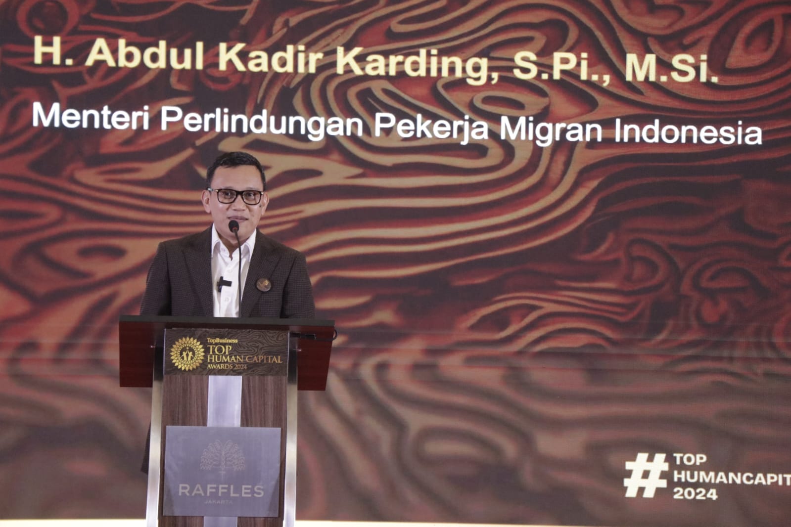 Menteri Perlindungan Pekerja Migran Indonesia, Abdul Kadir Karding saat menjadi pembicara utama pada acara Top Human Capital Awards 2024. DOK/ISTIMEWA Perusahaan Sehat Adalah yang Punya Karyawan Loyal dan Solid