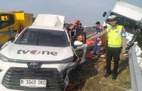 Mobil tvOne B 1048 DKG yang mengalami kecelakaan maut di tol Pemalang, ditabrak mobil boks Rosalia Ekspres. Dok. Ist/Kompas. Kecelakaan Maut Mobil tvOne di Tol Pemalang, Polisi Ungkap Penyebabnya
