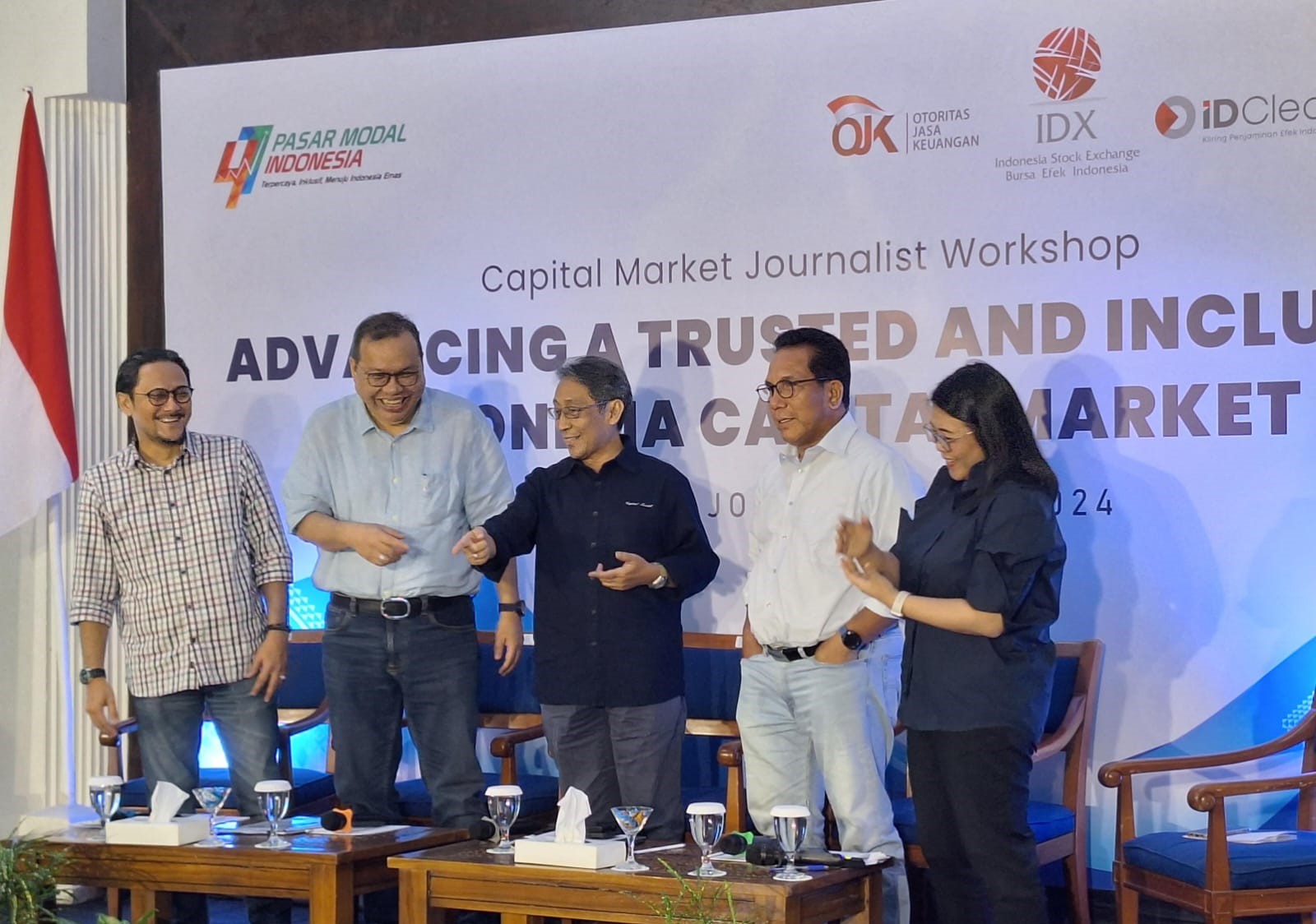 Direktur Utama BEI, Iman Rachman (kedua dari kiri) tengan berbincang dengan tiga direktur SRO usai Capital Market Journalist Workshop di Labuan Bajo, Nusa Tenggara Timur, Kamis. BEI Ungkap Grand Launching Single Stock Future 11 November 2024