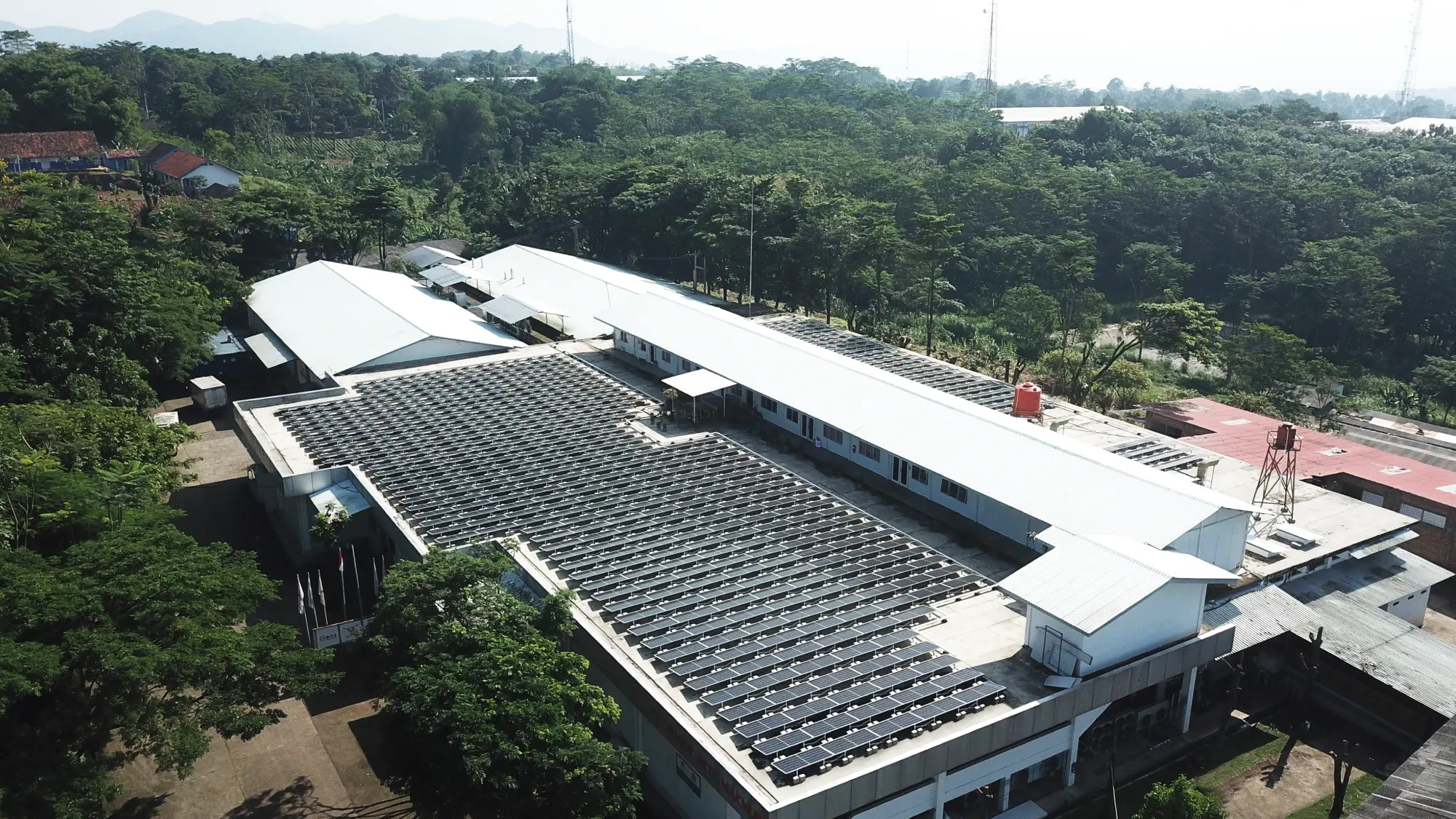 Atap pabrik Widodo Makmur Unggas telah memakai panel surya. FOTO - ISTIMEWA Memburuk, WMUU Kuartal III 2024 Boncos Rp101 Miliar