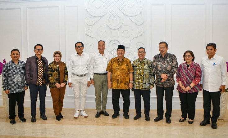 Menteri Perindustrian Agus Gumiwang Kartasasmita Jumat (1/11) menemui Menteri PPN/Kepala Bappenas Rachmat Pambudy di Kantornya untuk membahas arah kebijakan industrialisasi dalam RPJPN 2025-2045 dan rancangan RPJMN 2025-2029. Menperin Temui Menteri PPN, Minta Dukungan RPP Gas Bumi untuk Domestik