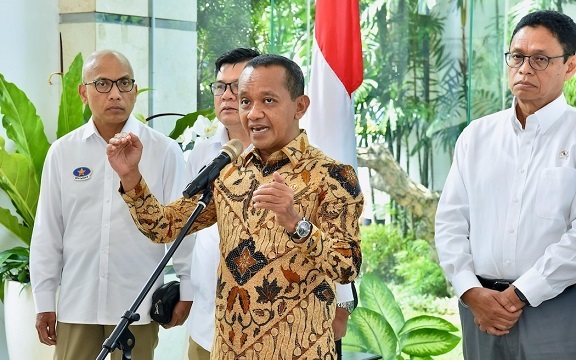 Menteri ESDM Bahlil Lahadalia mengisaratkan skema pemberian subsidi LPG 3 Kg diusulkan untuk tetap dilanjutkan, sementara untuk subsidi BBM dan listrik, akan dilakukan kajian lebih mendalam Subsidi LPG 3Kg Lanjut, Subsidi BBM dan Listrik Masih Dikaji
