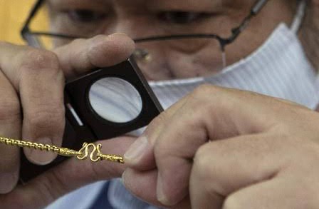 Kementerian Perdagangan melalui Badan Pengawas Perdagangan Berjangka Komoditi (Bappebti) memastikan adanya wujud fisik emas dalam perdagangan emas yang dilakukan secara digital. Bappebti Pastikan Wujud Fisik dalam Perdagangan Emas Secara Digital