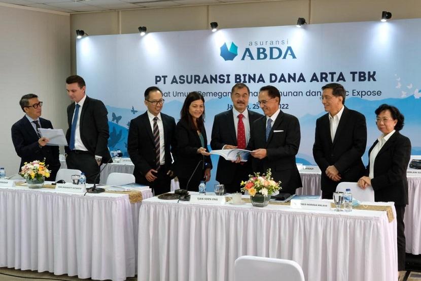 Pengurus Asuransi Bina Dana Arta berbincang usai public expose. FOTO - ISTIMEWA Sunat Porsi, Oona Lepas 21,72 Juta Saham ABDA Rp4.060 per Lembar