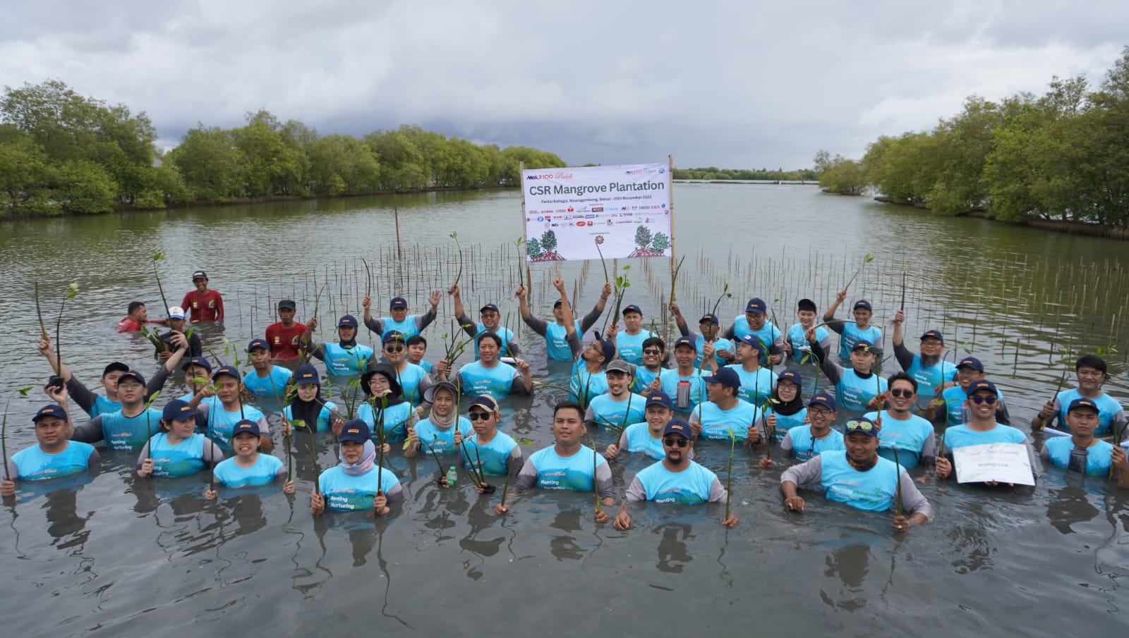 Para peserta penanaman pohon mangrove di Pantai Bahagia, Muara Gembong, Kabupaten Bekasi, Jawa Barat. FOTO - ISTIMEWA Lestarikan Alam, BEST Tanam 26.058 Pohon Mangrove