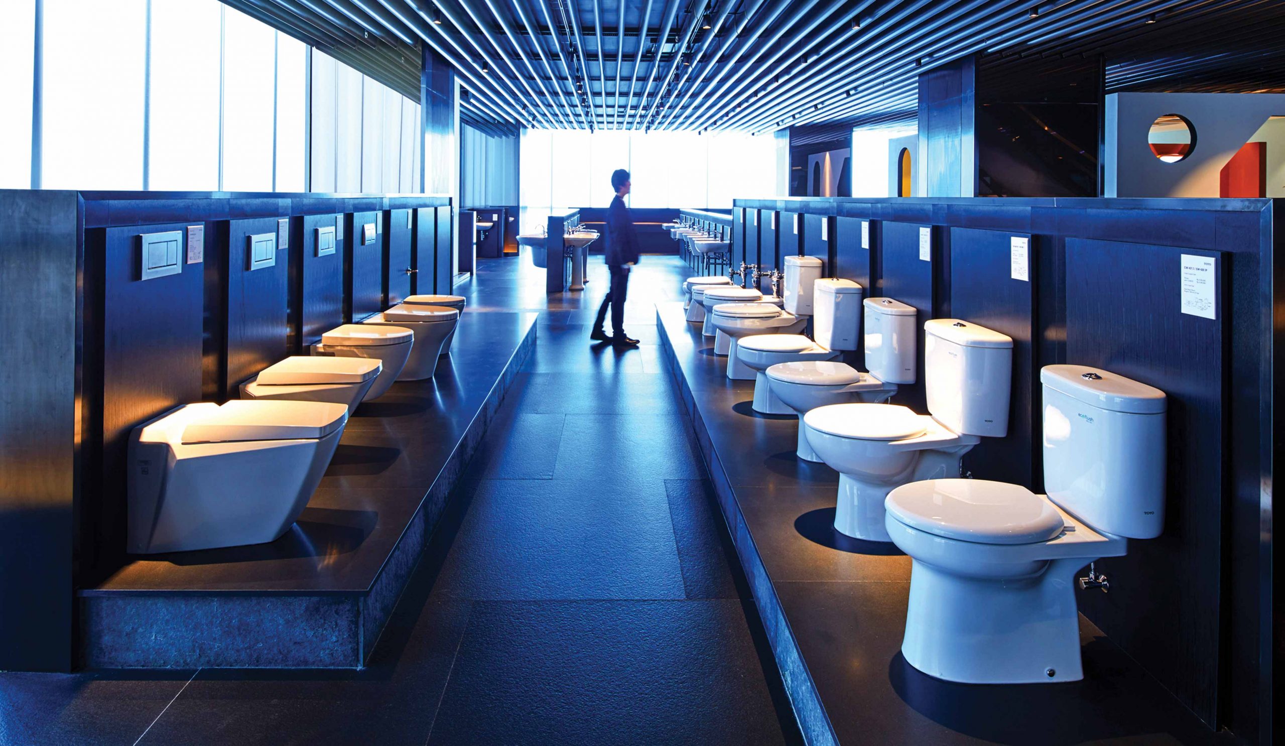 Seorang pengunjung mengamati etalase dudukan toilet besutan perseroan pada suatu event. FOTO - ISTIMEWA Surya (TOTO) Tabur Dividen Interim Rp198,35 Miliar, Telisik Jadwalnya