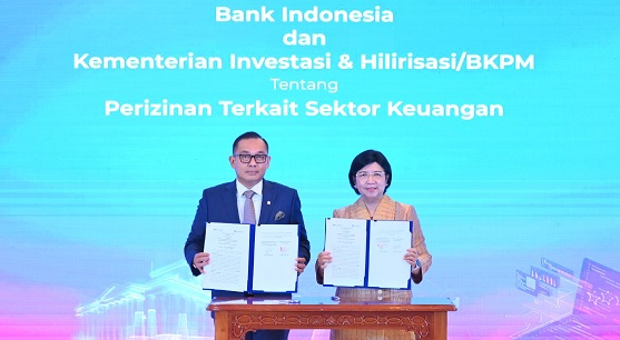 Wakil Menteri Investasi dan Hilirasi/Wakil Kepala Badan Koordinasi Penanaman Modal (BKPM), Todotua Pasaribu, dan Deputi Gubernur Senior Bank Indonesia, Destry Damayanti, ketika menandatangani kerjasama perizinan terkait sektor keuangan di Jakarta, Rabu (13/11) Wameninves Sebut 3 Strategi Kejar Target Pertumbuhan 8 Persen