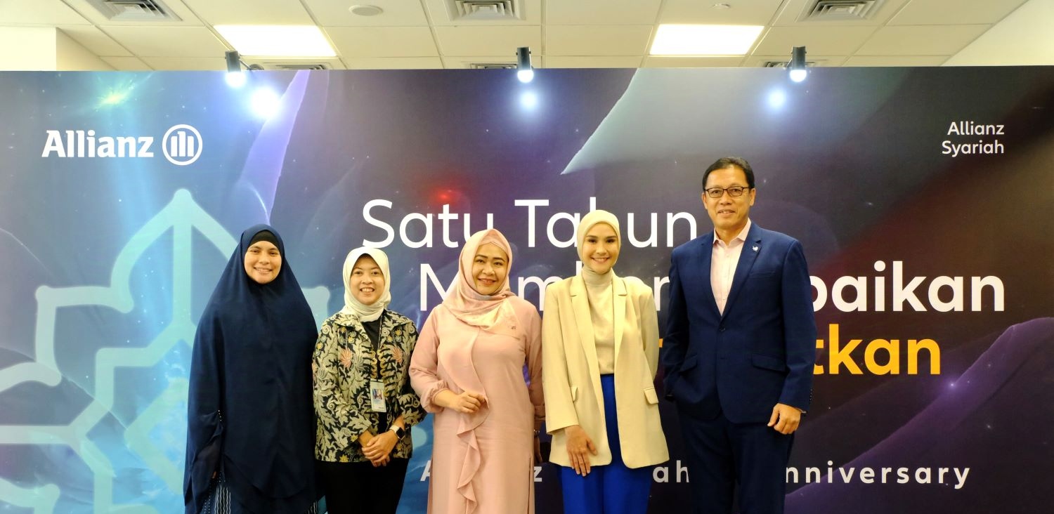 Jajaran direktur Allianz Life Syariah Indonesia berfoto bersama para narasumber talk show kesehatan, (ki-ka) Vinny Rika Anwar, Direktur Allianz Life Syariah Indonesia, Rina Triana, Head of Product Marketing & Development Allianz Life Syariah Indonesia, dr. Sri Anidyo Utami, Msi,Med,SpB FINACS, MM, Subsp.Onk (K), Dokter Sub Spesialis Bedah Onkologi, Zaskia Adya Mecca, public figure dan nasabah Allianz, dan Achmad K Permana, Direktur Utama Allianz Life Syariah Indonesia. Dok. Allianz Syariah. Rayakan Milad Pertama, Allianz Syariah Berbagi Kebaikan Menguatkan