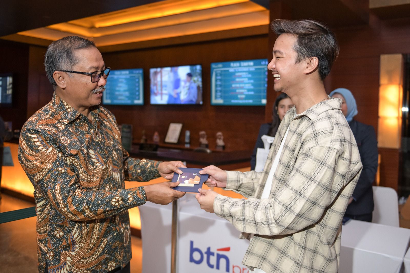 Pengurus BTN menyerahkan kartu debit BTN Prospera kepada salah satu nasabah. FOTO - ISTIMEWA Sasar Emerging Affluent, BTN Sodorkan Debit Card Ini