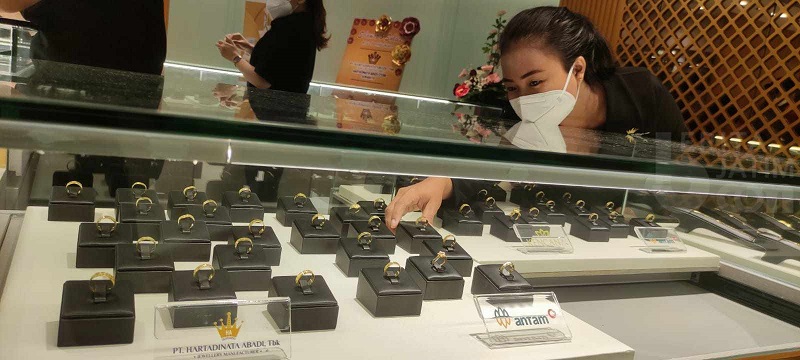 Salah satu gerai penjualan emas PT Hartadinata Abadi Tbk (HRTA). Hartadinata (HRTA) Tawarkan Obligasi Rp900M, Bunga 6,9-7,1 Persen