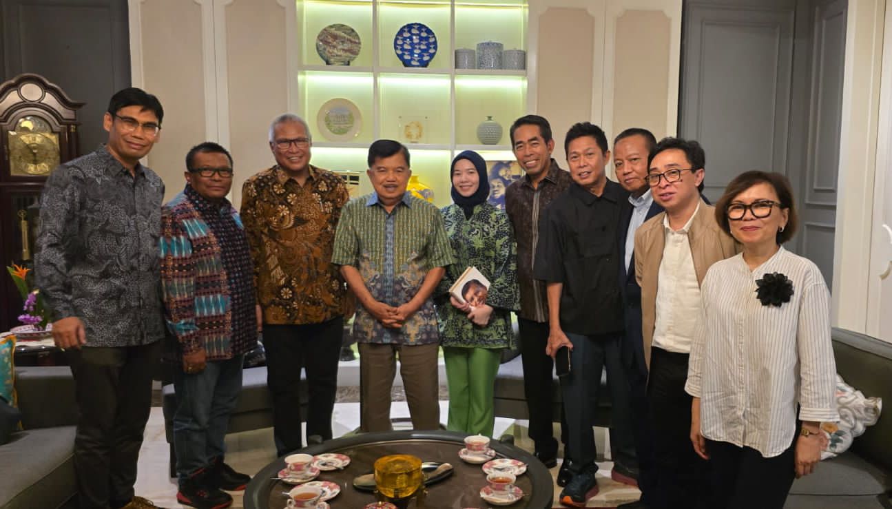 Didampingi putrinya Lisa JK, Jusuf Kalla menerima laporan dari Dekan FEB Unhas, Rahman Kadir. Dekan didampingi Wakil Dekan II Arifuddin Mannan dan dosen muda Amelia Harahap, di kediamannya, Jakarta Selatan, Rabu (20/11/2024). Dok. Ist. JK Apresiasi Pembangunan Gedung Baru 15 Lantai FEB Unhas