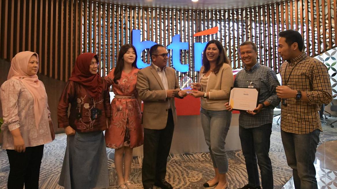 Perwakilan BTN kala menerima penghargaan dari LinkedIn. FOTO - ISTIMEWA Konsisten Genjot SDM, BTN Sabet LinkedIn Talent Awards