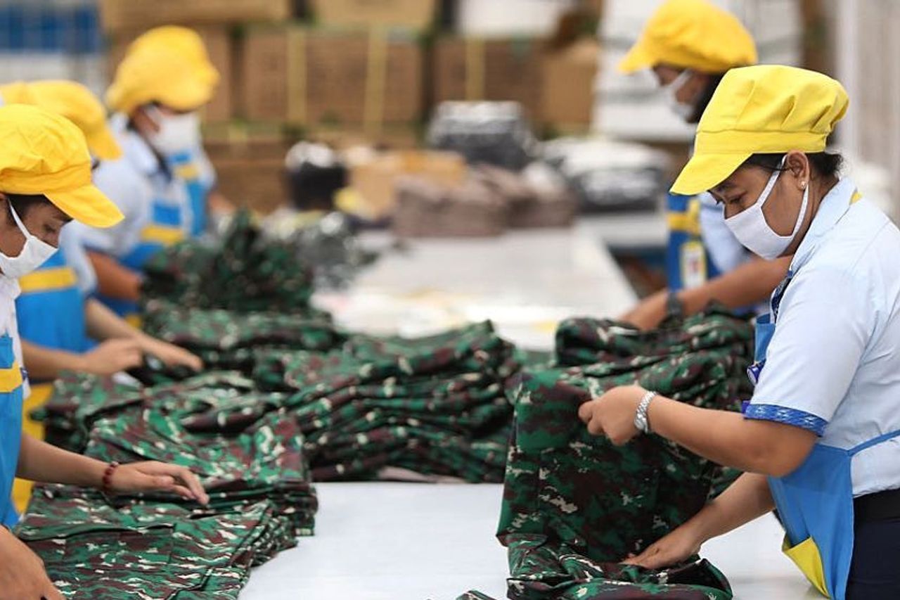 Para pekerja Sritex tangah sibuk dan serius dengan pekerjaan masing-masing. FOTO - ISTIMEWA Rugi Susut, Sritex (SRIL) Kuartal III 2024 Defisit USD1,22 Miliar