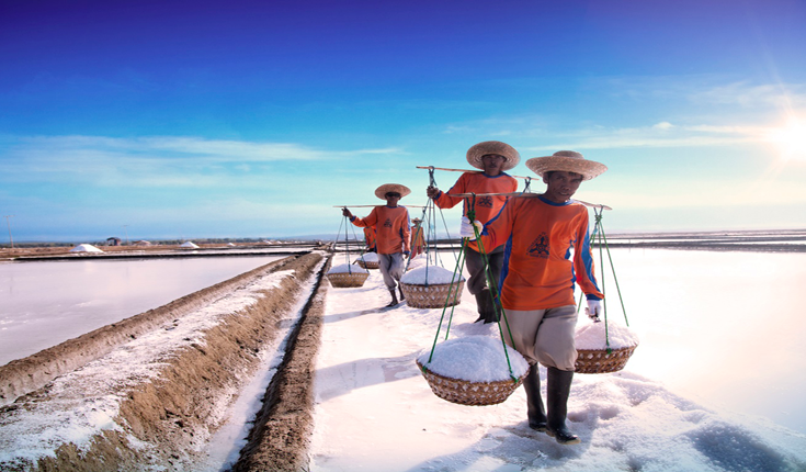 Petambak garam (foto: istimewa) Kementerian Kelautan Antisipasi Perubahan Tata Kelola Impor Garam