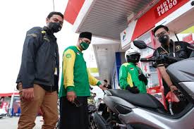 Ilustrasi pengemudi ojol di SPBU. Dok. Pertamina. Soal BBM Subsidi Diprotes Ojol, Menteri Bahlil Buka Suara
