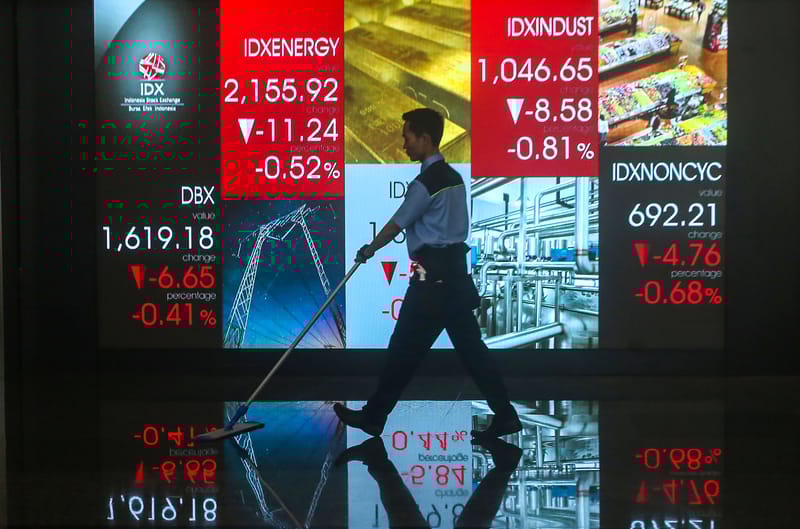 Petugas kebersihan menyisir teras depan area Bursa Efek Indonesia. FOTO - ISTIMEWA Sepekan Drop 1,13 Persen, IHSG Huni Level 7.114