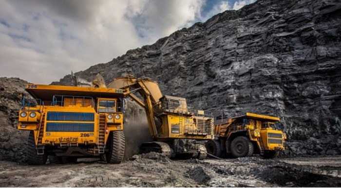 sejumlah kendaraan alat berat tengah beraksi di areal tambang milik MNC Energy. FOTO - ISTIMEWA Perdana! Karya Pacific Borong 6,28 Miliar Saham IATA Rp53 per Lembar