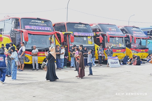 Untuk mengurangi kepadatan dan potensi kecelakaan lalu lintas Kementerian Perhubungan (Kemenhub) menggelar program mudik gratis angkutan Nataru 2024/2025 Cegah Potensi Kecelakaan, Kemenhub Gelar Mudik Gratis Angkutan Nataru