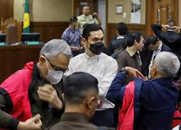 JPU menuntut Harvey Moeis (baju putih masker hitam) 12 tahun penjara dalam sidang kasus korupsi PT Timah, Senin (9/12/2024). Dok. BeritaSatu. Jaksa Tuntut Harvey Moeis 12 Tahun Penjara dan Uang Pengganti Rp210M