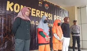 Dua bidan di Yogyakarta berinisial JE (44) dan DM (77) (masker hitam), telah melakukan praktik penjualan bayi sejak tahun 2010. Kedua tersangka telah menjual 66 bayi, terbanyak berjenis kelamin perempuan, 36 bayi. Dok. Suara Surabaya. Jual 66 Bayi Sejak 2010, Dua Bidan di Yogya Ditangkap Polisi