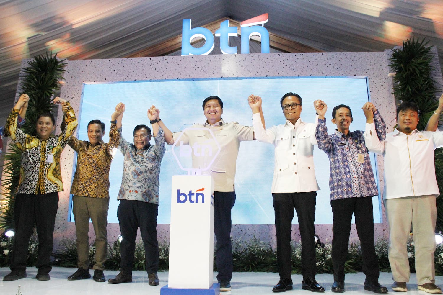 Menteri PKP Maruara Sirait (tengah) bersama Dirut BTN Nixon Napitupulu (dua kiri) di sela-sela pelaksanaan Akad KPR di Serang, Banten, Kamis, 12 Desember 2024. FOTO - ISTIMEWA Songsong 2025, BTN Amankan Stok Rumah 600 Ribu Unit