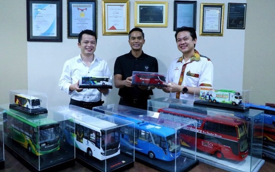 Anindya Bakrie (tengah) menunjukkan replika bus listrik besutan perseroan. FOTO - ISTIMEWA Lagi, Kuantum Indonesia Buang 1,2 Miliar Saham VKTR