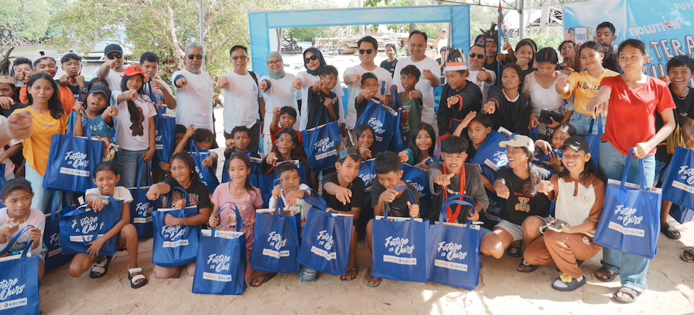 Pengurus Pupuk Kaltim bersama warga Likupang, Minahasa Utara, Sulawesi Utara. FOTO - ISTIMEWA Edukasi Pelestarian Ekosistem Perairan, Ini Tindakan Pupuk Kaltim