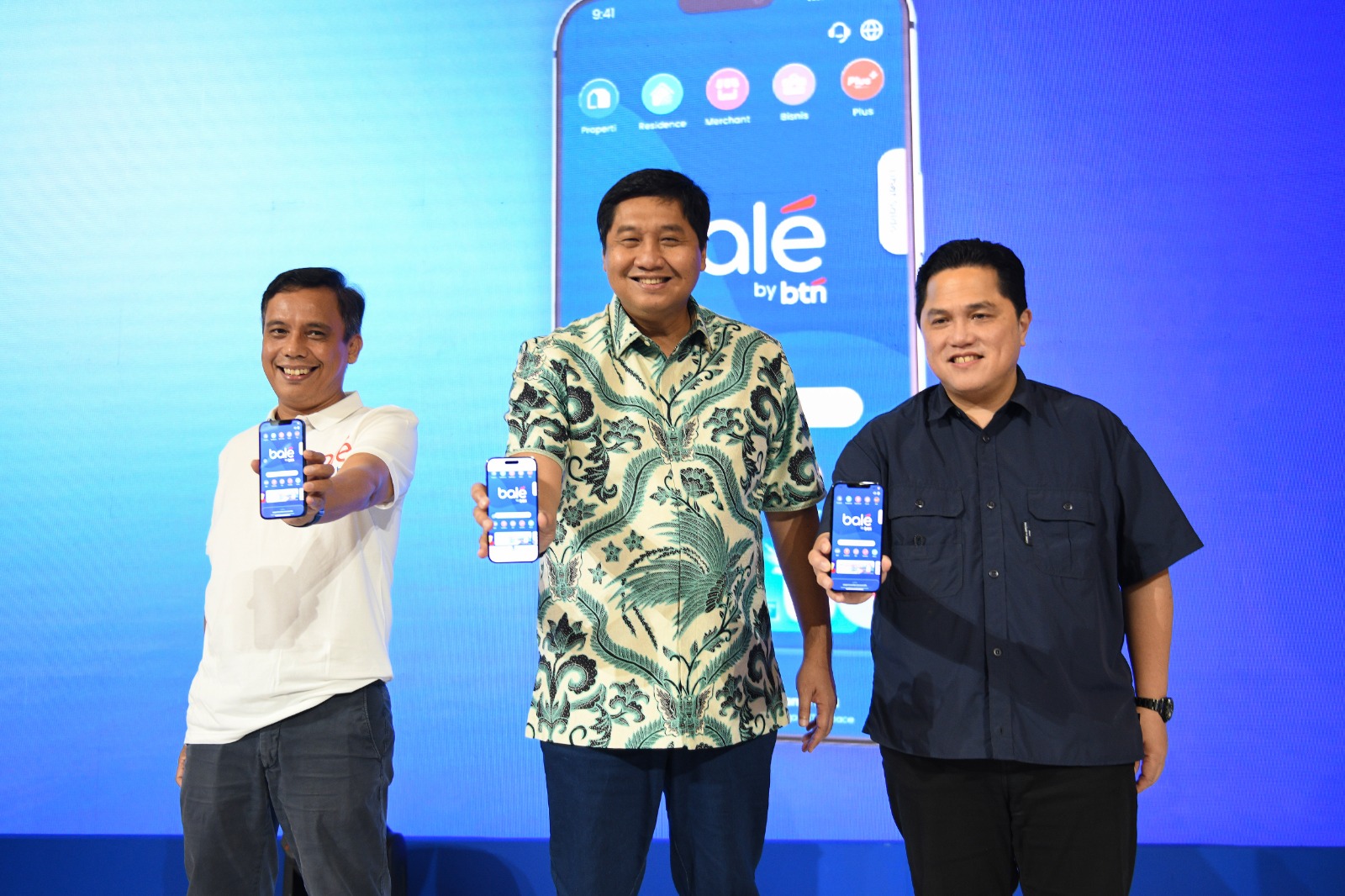 Direktur Utama BTN Nixon LP Napitupulu bersama Menteri Perumahan dan Kawasan Permukiman (PKP) Maruarar Sirait dan Menteri BUMN Erick Thohir menunjukkan aplikasi Bale by BTN dalam acara soft launching Bale by BTN dan penutupan BTN Properti Expo 2024 di Jakarta, Minggu (15/12). (Foto: Endang Muchtar). BTN (BBTN) Gelar Soft Launching Bale