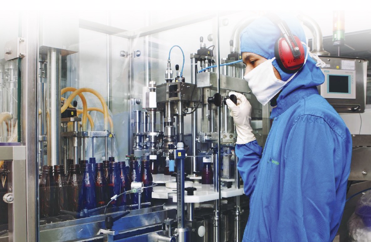 Petugas medis Soho Global tengah melakukan uji lab di pabrik perseroan. FOTO - ISTIMEWA Entitas SOHO Tarik Pinjaman Rp750 M, Telisik Alokasinya