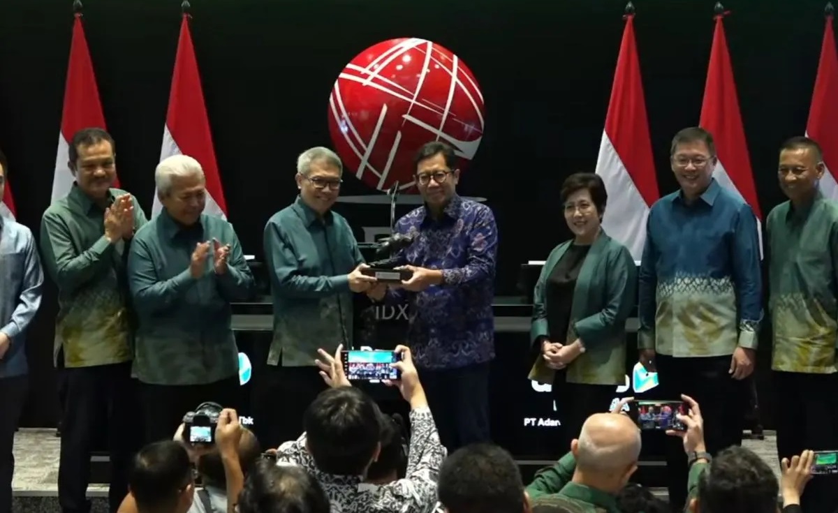 Pengurus Adaro Andalan menerima tanda mata dari Bursa Efek Indonesia. FOTO - ISTIMEWA Buntuti Boy Thohir, Sejumlah Petinggi Serok 2,74 Juta Saham AADI