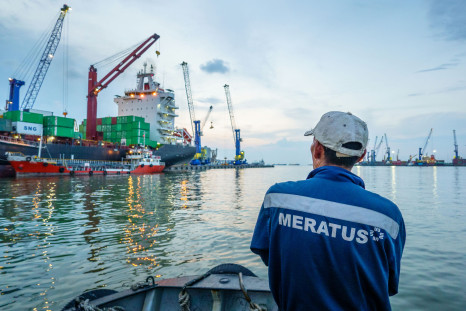 Petugas lapangan Meratus tengah mengamati sejumlah kapal yang tengah bersandar. FOTO - ISTIMEWA Lepas 5,38 Juta Saham Meratus (KARW), Saranakelola Raup Rp20,58 Miliar