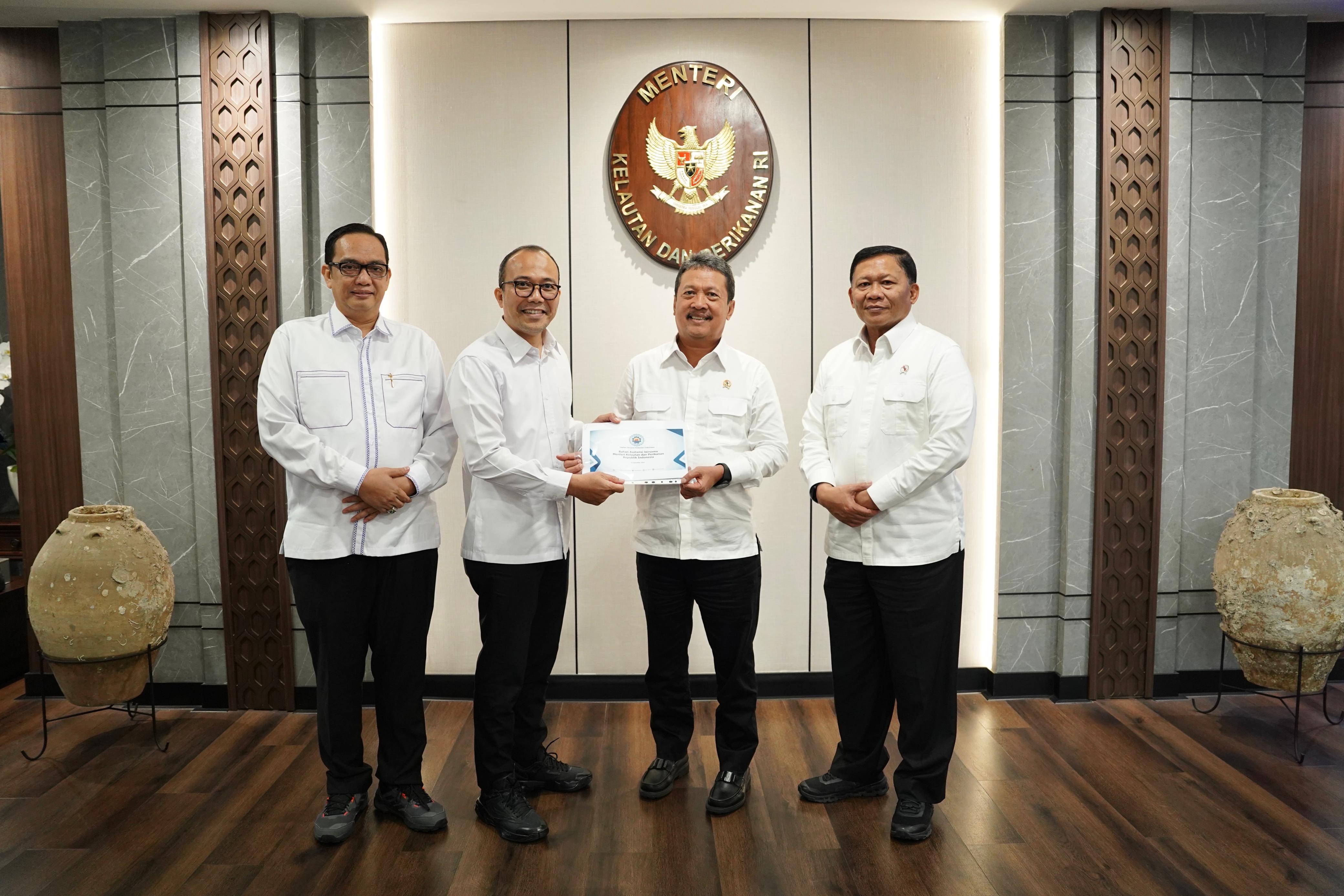 Ketua Umum DPP Iskindo Riza Damanik dan Wakil Ketua Darwis Ismail menyerahkan naskah rekomendasi kepada Menteri KP Sakti Wahyu Trenggono yang didampingi Wamen Didit Herdiawan. Dok. Ist. Bertemu Menteri KKP, Iskindo Dukung Hilirisasi Pangan Kelautan