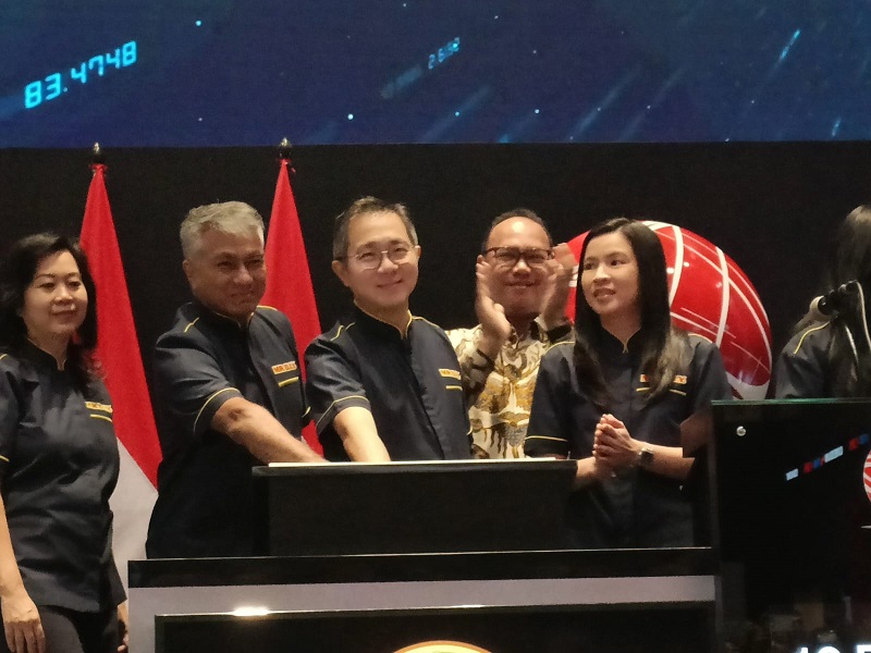 Manajemen MDIY, Istini Tatiek Siddharta - Komisaris Independen, Darwin Cyril Noerhadi - Komisaris, Edwin Cheah - President Director, Irvan Susandy - Direktur Perdangan dan Pengaturan Anggota Bursa, Rika Juniaty Tanzil - Director dan Frida Herlina Marpaung - Director, ketika membuka perdagangan saham dalam rangka pencatatan saham MDIY di gedung BEI Kamis (19/12). (Foto: Eko Hilman) MR DIY (MDIY) Resmi Melantai di BEI Sebagai Emiten ke 41