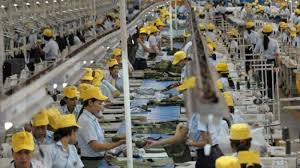 Ilustrasi kesibukan karyawan Sritex. Dok. Tribunnews. Tok! MA Tolak Kasasi Sritex (SRIL), Status Pailit Sudah Inkrah