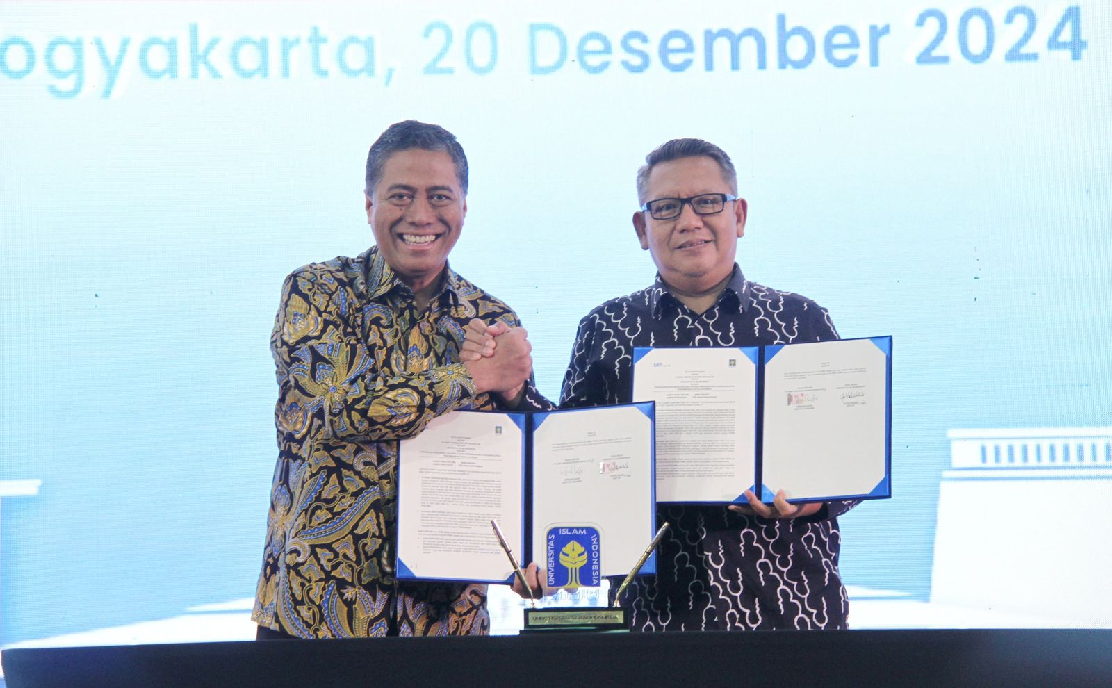 Pengurus BTN berjabat tangan dengan rektor UII. FOTO - ISTIMEWA Jelang Spin-off, BTN Syariah Ekspansi Sejumlah Kampus