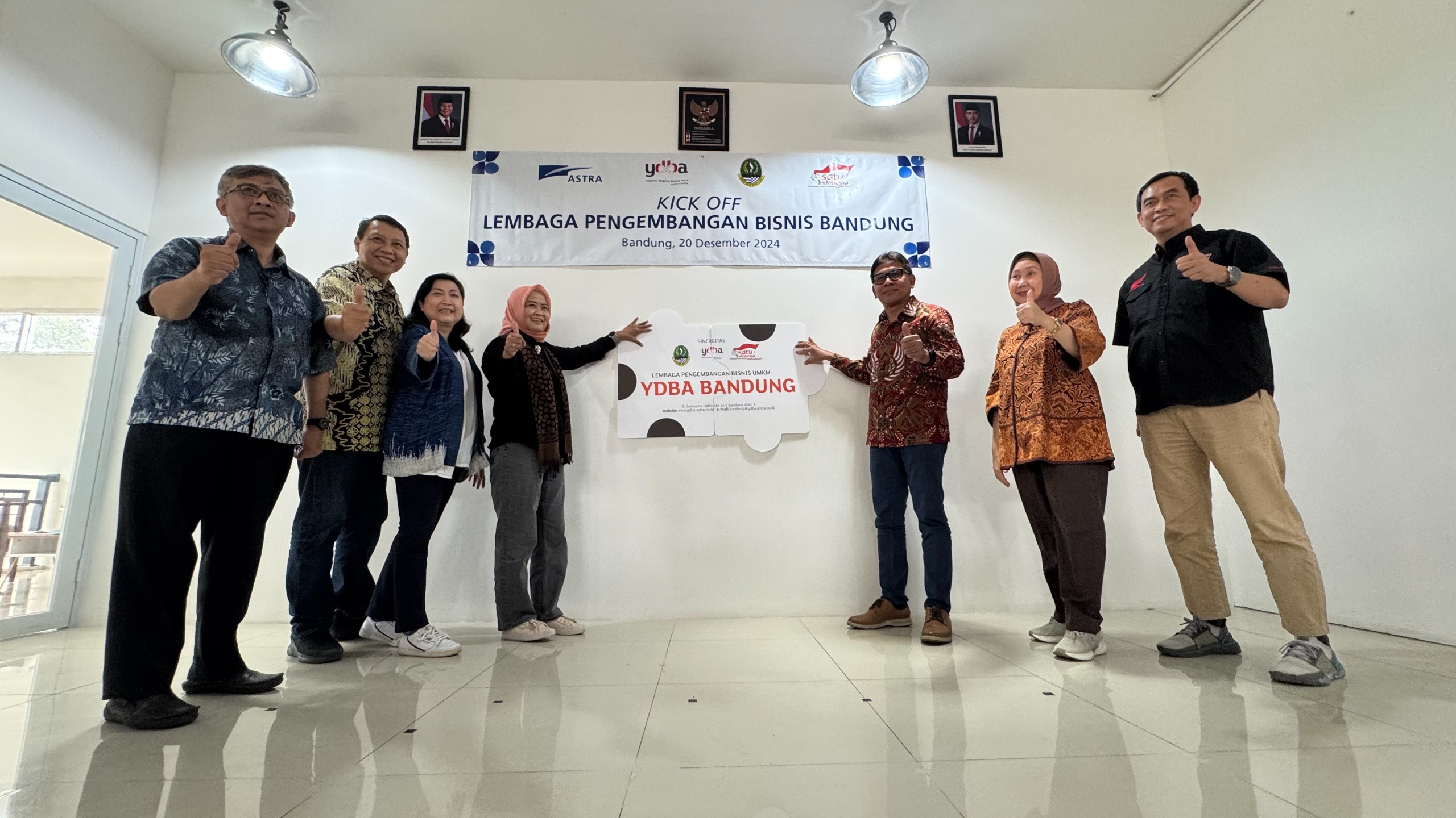 Direktur Industri Kecil Menengah (IKM), CV Daya Reksa Presindo Binaan Astra melalui Yayasan Dharma Bhakti Astra (YDBA) dan Dinas Perindustrian & Perdagangan Provinsi Jawa Barat, Suherman (ketiga kiri) menunjukkan produk manufacturing yang diproduksinya kepada Ketua Pengurus YDBA, Rahmat Samulo (tengah); Sekretaris Pengurus YDBA, Ema P. Prasetio (kedua kanan); Bendahara Pengurus YDBA, Agung K. Sampurno (kanan); Direktur Industri Kecil dan Menengah Logam, Mesin, Elektronika dan Alat Angkut, Kementerian Perindustrian RI, Ir. Dini Hanggandari, MSi (ketiga kanan); Quality Assurance Head PT Astra Honda Motor, Setyo Budi Anang Yuliarto (kedua kiri) dan Kepala UPTD industri logam Dinas Perindag Jabar, Pahala Hatigoran Marbun, S.ST., M.M. (kiri) saat Peresmian Lembaga Pengembangan Bisnis (LPB) Bandung kolaborasi YDBA bersama Dinas Perindag Jabar (20/12/2024). Dok. Astra YDBA. Astra-YDBA Bersama Perindag Jabar, Konsisten Kembangkan IKM