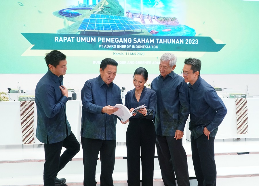 Boy Thohir (dua kiri) bersama direksi lainnya pada suatu kesempatan. FOTO - ISTIMEWA Garap Proyek Ini, ADRO Suntik Entitas Usaha USD4,1 Juta