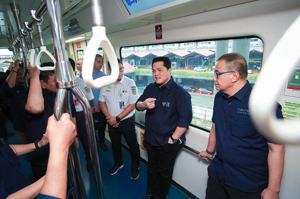 Guna meningkatkan aksesibilitas dan kenyamanan transportasi publik bagi penumpang pesawat dari Bandara Internasional Soekarno-Hatta (Soetta), Menteri Badan Usaha Milik Negara (BUMN) Erick Thohir Rabu (1/1/2025) menjajal kereta bandara dari Bandara Soetta menuju Stasiun BNI City, Jakarta. Bandara Soetta - BNI City 50 Menit via Kereta, Erick Minta Dipercepat
