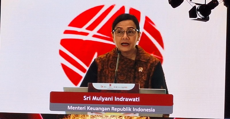 Menteri Keuangan Sri Mulyani Indrawati pada pembukaan perdagangan saham awal 2025. Sri Mulyani Komitmen Selesaikan Produk Turunan UU P2SK Bersama OJK