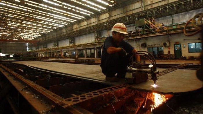 petugas lapangan tengah bekerja ekstra di area pabrik Gunawan Dianjaya. FOTO - ISTIMEWA Pengendali Hibahkan Miliaran Saham, Begini Penjelasan GDST